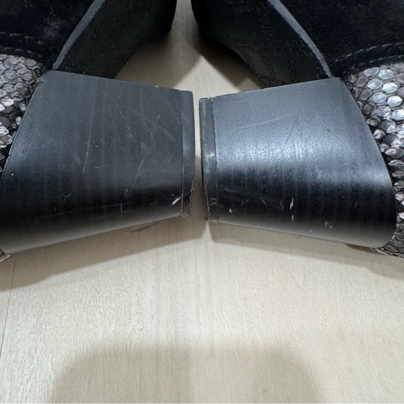 Vionic Naomi Snake Print Ankle Booties Black Suede Women's 8 Zipper - Picture 7 of 12